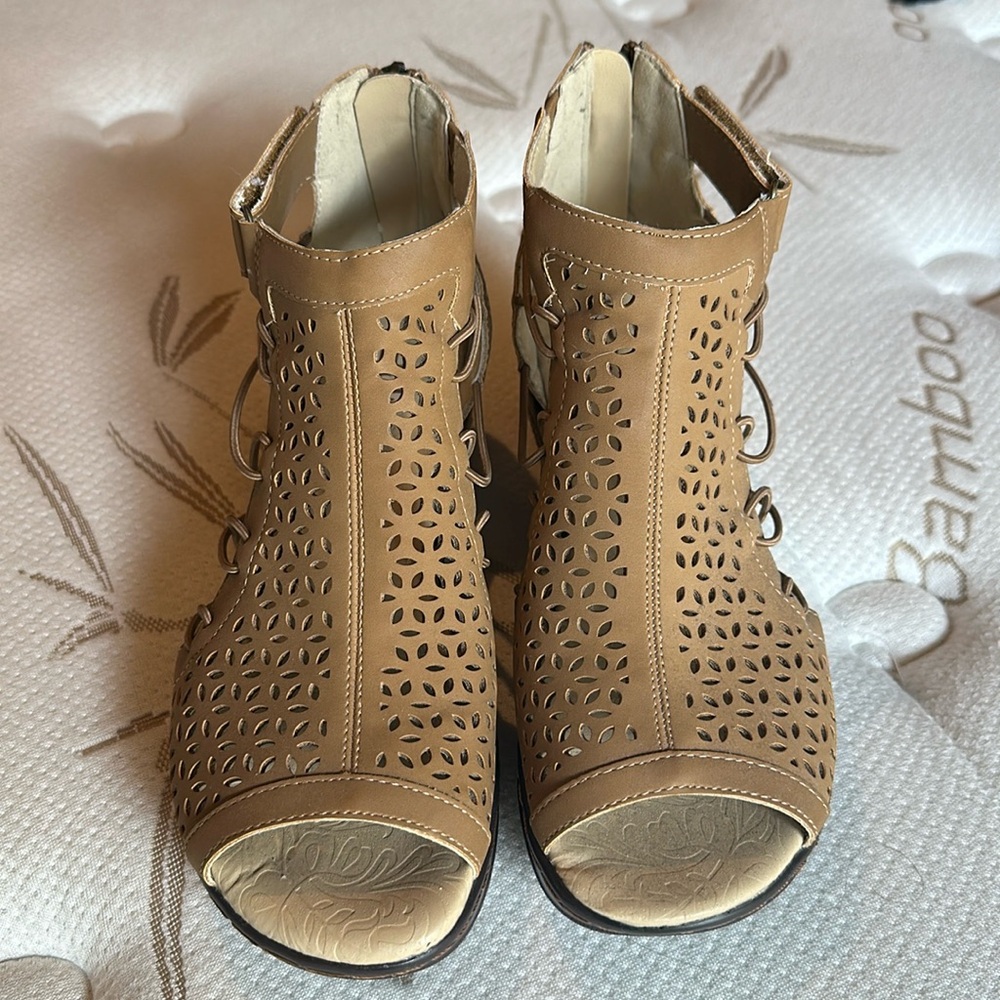 JBU Nelly Wedge.  Sandals in sand - vegan leather size 6.5